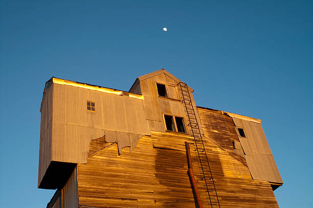 coucher de soleil à la nuit tombe rarement barn ciel bleu moon shine - barn farm moon old photos et images de collection