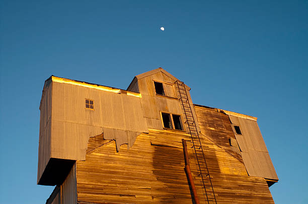 a noite cai pôr do sol incomum barn céu azul lua shine - barn farm moon old - fotografias e filmes do acervo