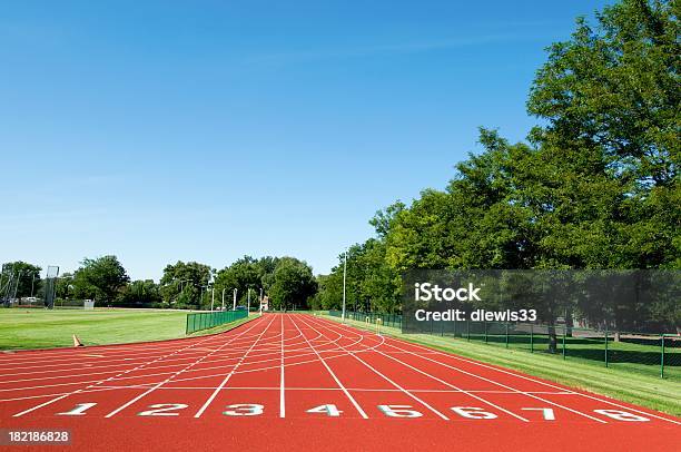 Running Track Stockfoto und mehr Bilder von Leichtathletik - Leichtathletik, Sportstrecke, Startlinie