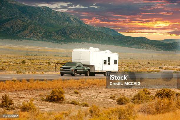 Rv Viagem - Fotografias de stock e mais imagens de Rebocar - Rebocar, Caravana, Acampar