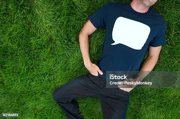音声バブルの青色の T シャツの上に横になって屋外の芝生男性 - Tシャツのストックフォトや画像を多数ご用意 - Tシャツ, セリフ吹き出し, 男性