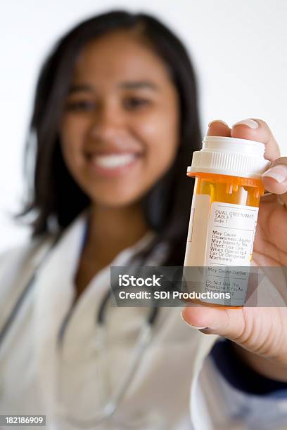 Weibliche Hispanische Arzt Hält Sie Rezeptpflichtige Arzneimittel Stockfoto und mehr Bilder von Tablettenfläschchen