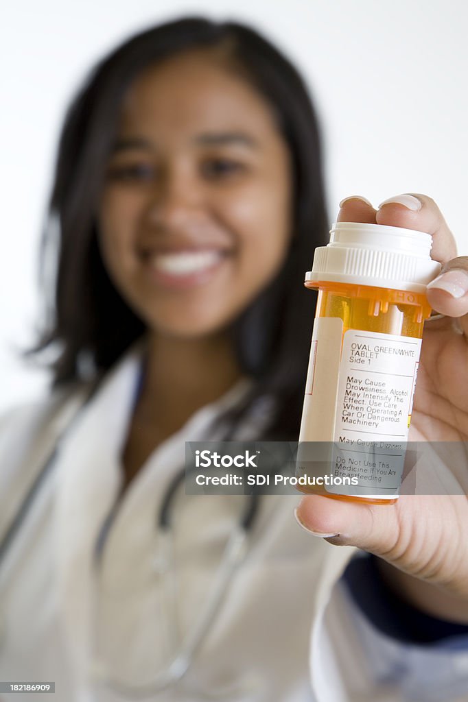 여성 히스패닉 의사 쥠 주시나요 처방약 - 로열티 프리 약품 병 스톡 사진