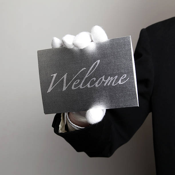 добро пожаловать в - greeting welcome sign waiter butler стоковые фото и изображения
