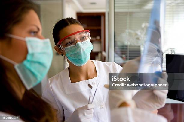 Radiografía Dental Foto de stock y más banco de imágenes de Adulto - Adulto, Adulto joven, Agarrar