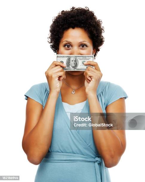 Foto de Retrato De Uma Mulher Africana Segurando A Moeda De Papel e mais fotos de stock de Moeda Americana - Moeda Corrente