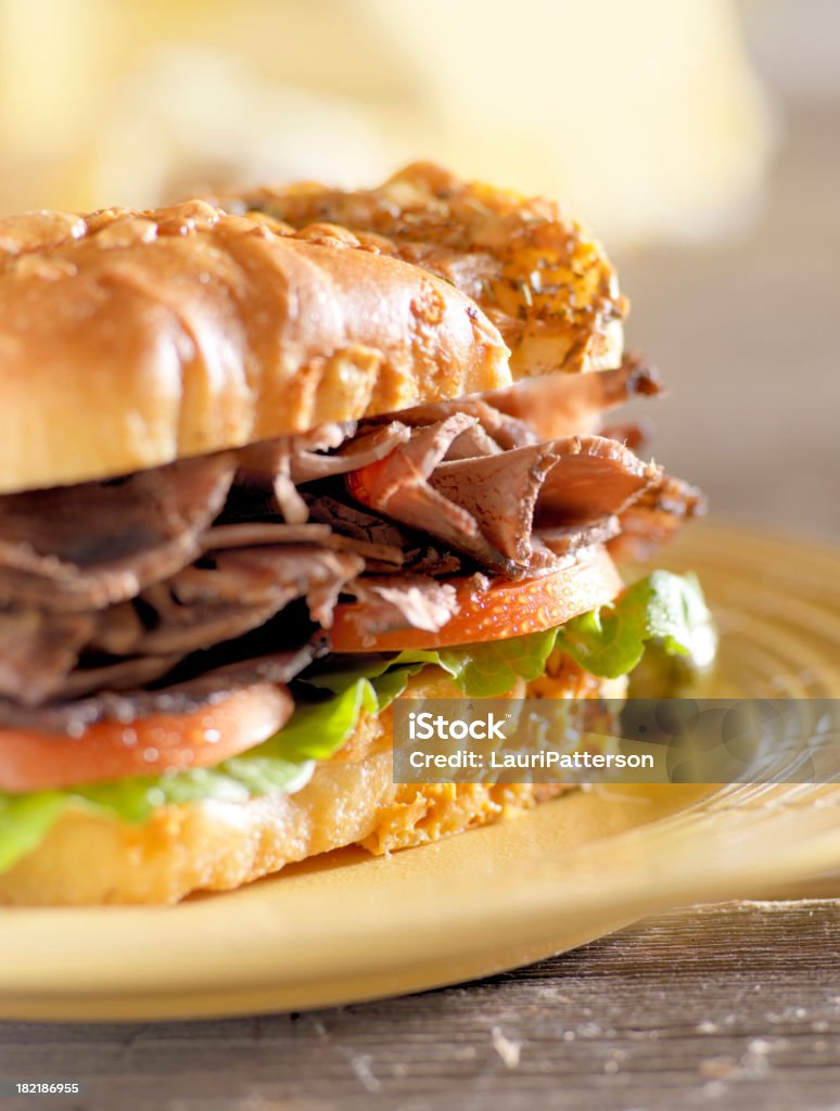 Un sándwich de carne de res con especias - Foto de stock de Aderezo libre de derechos