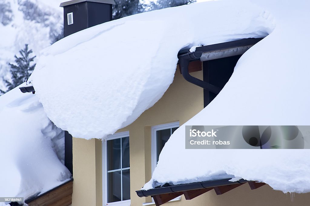 Neve Copertura tetto e finestra - Foto stock royalty-free di Tetto