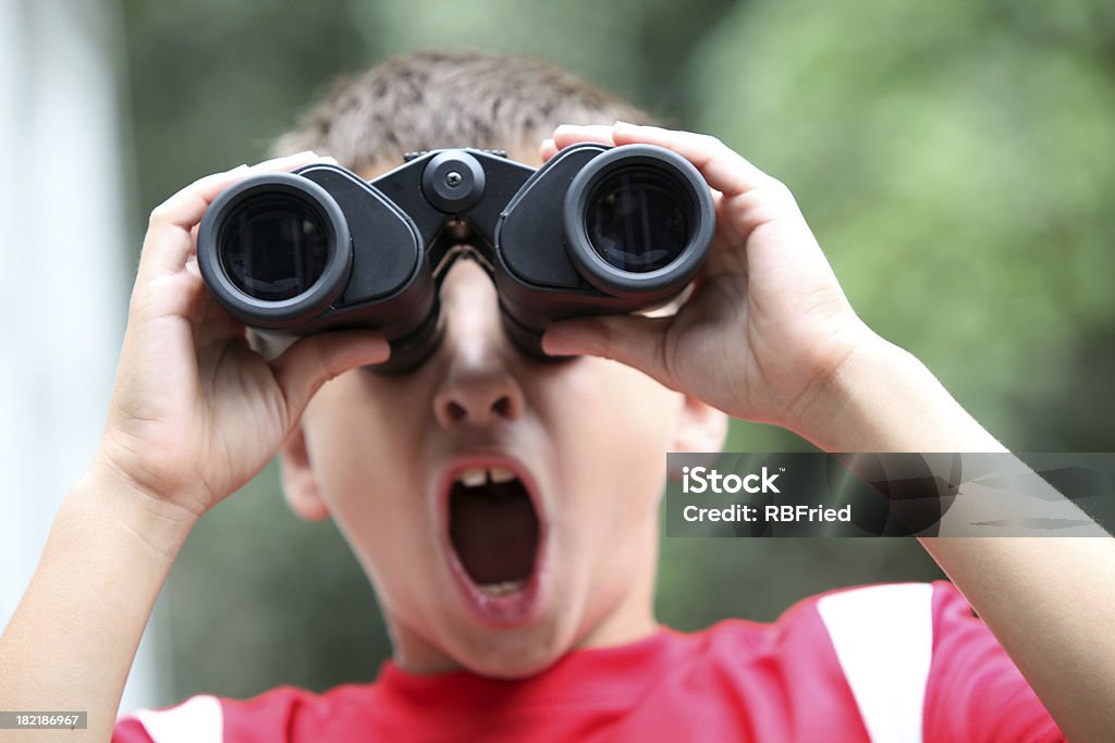 Niño con binoculares - Foto de stock de Adolescencia libre de derechos