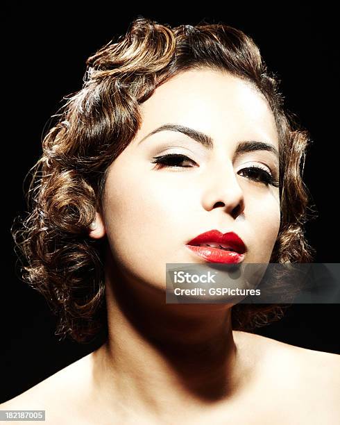 Mulher Posando Para A Câmara - Fotografias de stock e mais imagens de 30-39 Anos - 30-39 Anos, Estilo retro, Latino-americano