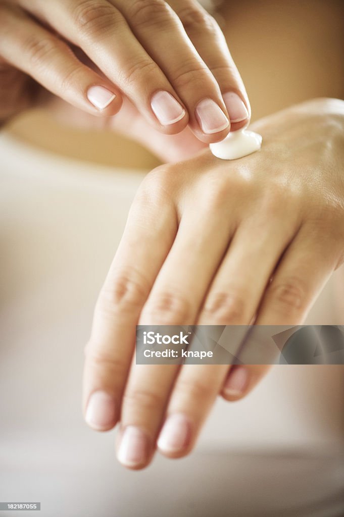 Hermosos manos con crema hidratante - Foto de stock de Crema hidratante libre de derechos