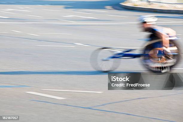 Foto de Cadeira De Rodas e mais fotos de stock de Corrida de Cadeira-de-rodas - Corrida de Cadeira-de-rodas, Maratona, Cadeira de rodas - Equipamento Ortopédico