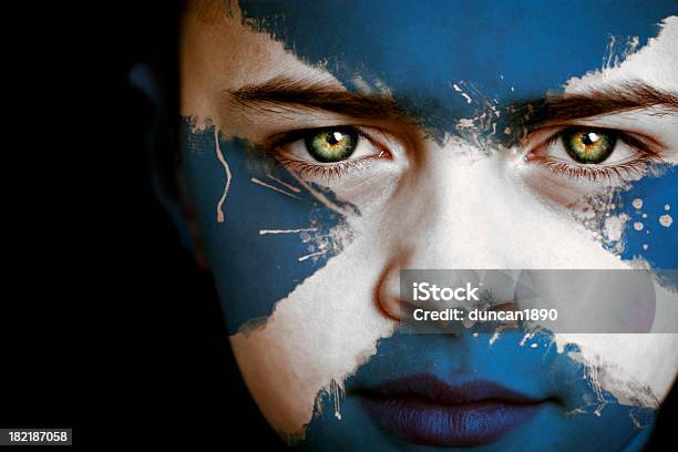 Scottish Niño Con La Bandera De Escocia Foto de stock y más banco de imágenes de Cara humana - Cara humana, Bandera escocesa, Escocia