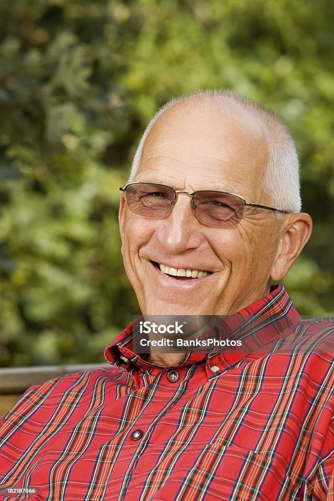 Felice uomo anziano con un sorriso - Foto stock royalty-free di 60-69 anni