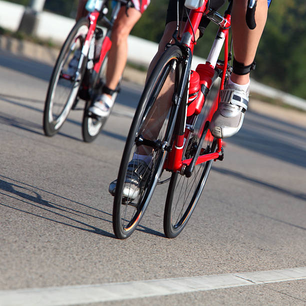 cyclistes de course - racing bicycle cycling professional sport bicycle photos et images de collection