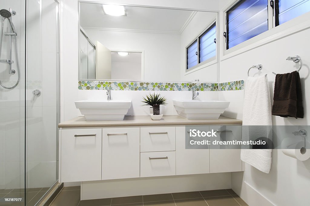 Apartamento moderno banheiro - Foto de stock de Banheiro - Estrutura construída royalty-free