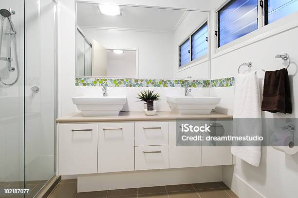 Foto de Apartamento Moderno Banheiro e mais fotos de stock de Banheiro - Estrutura construída - Banheiro - Estrutura construída, Vaidade, Moderno