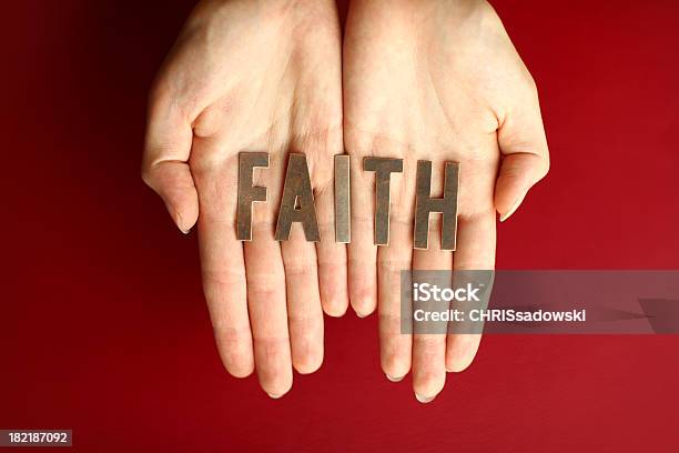 Faith - Fotografie stock e altre immagini di Accudire - Accudire, Ambientazione interna, Caucasico