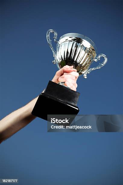 Vencedor - Fotografias de stock e mais imagens de Troféu - Troféu, Chávena, Mão Humana