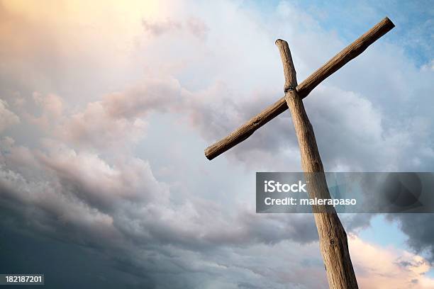 Cross Stockfoto und mehr Bilder von Kreuz - religiöses Symbol - Kreuz - religiöses Symbol, Kreuz - Form, Holz