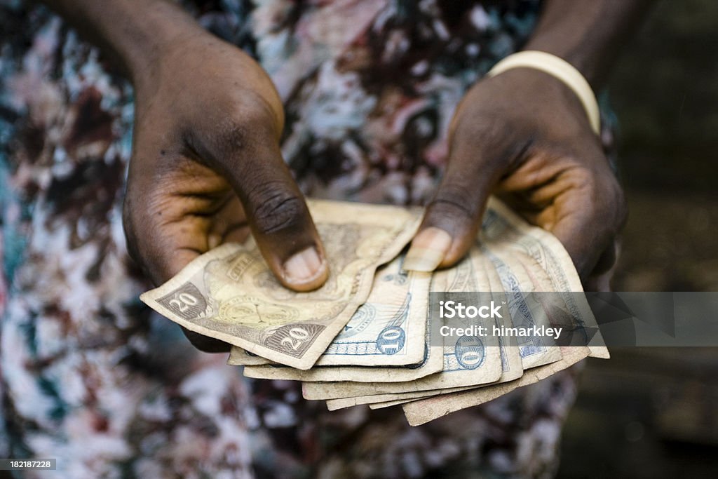 Ręce Trzymając pieniądze Liberii - Zbiór zdjęć royalty-free (Waluta)