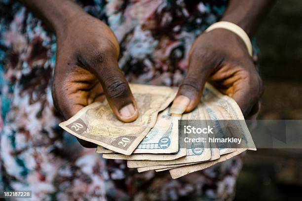 Ręce Trzymając Pieniądze Liberii - zdjęcia stockowe i więcej obrazów Waluta - Waluta, Liberia, Afryka
