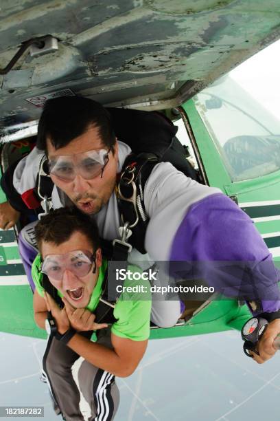 Zdjęcia Na Licencji Royaltyfree Tandem Skoczków - zdjęcia stockowe i więcej obrazów Skydiving - Skydiving, Strach, Para - Stosunki międzyludzkie