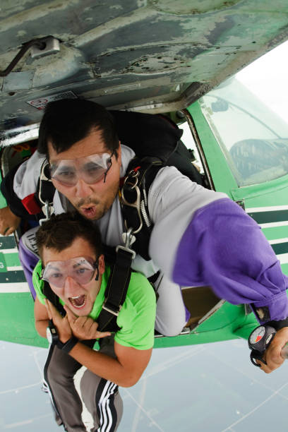 royalty free banco de fotos: pára-quedistas em tandem - skydiving parachute parachuting taking the plunge - fotografias e filmes do acervo