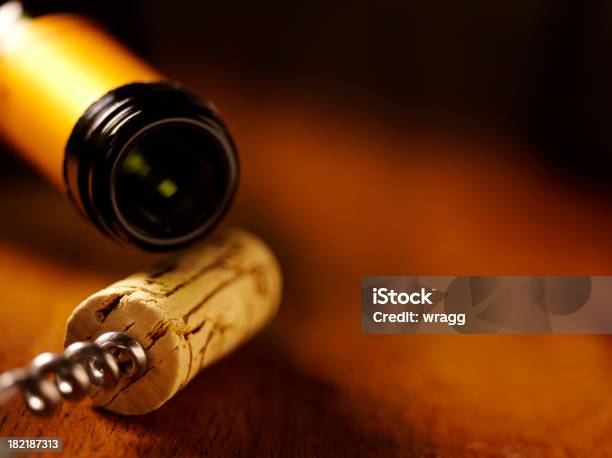 Flasche Wein Und Korken Und Flaschenöffner Auf Einem Tisch Stockfoto und mehr Bilder von Wein