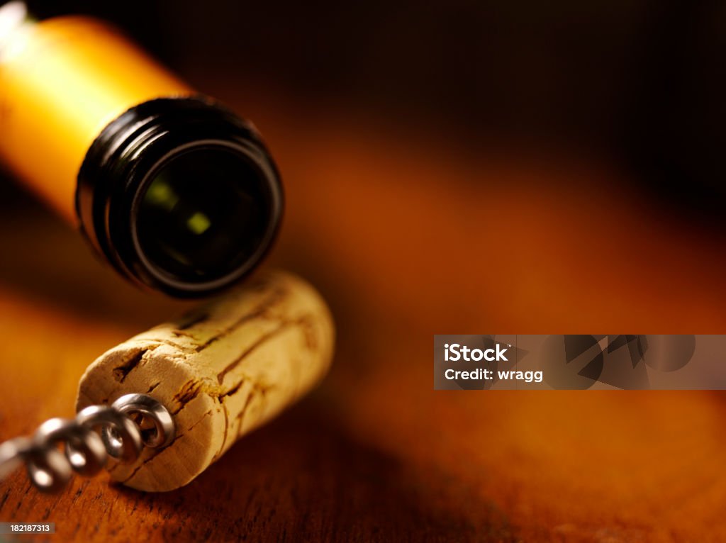 Botella de vino, Cork y Abridor sobre una mesa - Foto de stock de Vino libre de derechos