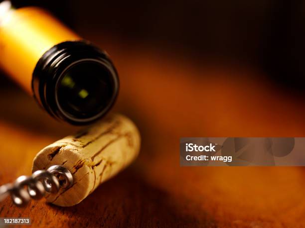 Botella De Vino Cork Y Abridor Sobre Una Mesa Foto de stock y más banco de imágenes de Vino - Vino, Corcho - Utensilio para bebidas, Tapón