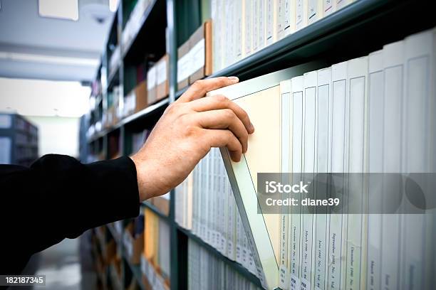 Wählen Sie Ein Buch In Der Bibliothek Stockfoto und mehr Bilder von Aussuchen - Aussuchen, Bibliothek, Buch