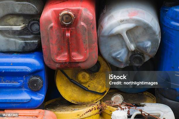 Sporco Contenitori Olio - Fotografie stock e altre immagini di Petrolio - Petrolio, Spazzatura, Ambiente