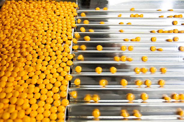 pills in a pharmaceutical  industry - farmaceutische fabriek stockfoto's en -beelden