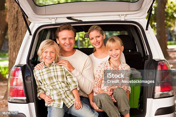 Família Sentada Na Hatchback De Van - Fotografias de stock e mais imagens de 30-39 Anos - 30-39 Anos, 8-9 Anos, Aberto