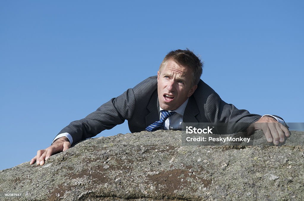 Schwierigkeiten Geschäftsmann Klettern auf der Spitze eines Felsens - Lizenzfrei Anzug Stock-Foto