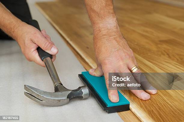 Photo libre de droit de Installation Du Parquet En Bois banque d'images et plus d'images libres de droit de Installer - Installer, Sol - Caractéristiques d'une construction, Parquet