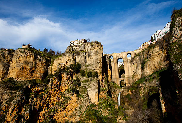 город на холме в испании-ронда - ronda spain rhonda bridge стоковые фото и изображения