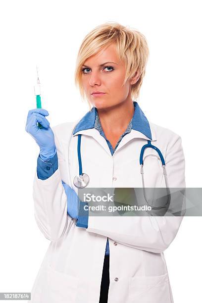 深刻な女性医師は造影剤注入の準備をする - 1人のストックフォトや画像を多数ご用意 - 1人, カメラ目線, ショートヘア