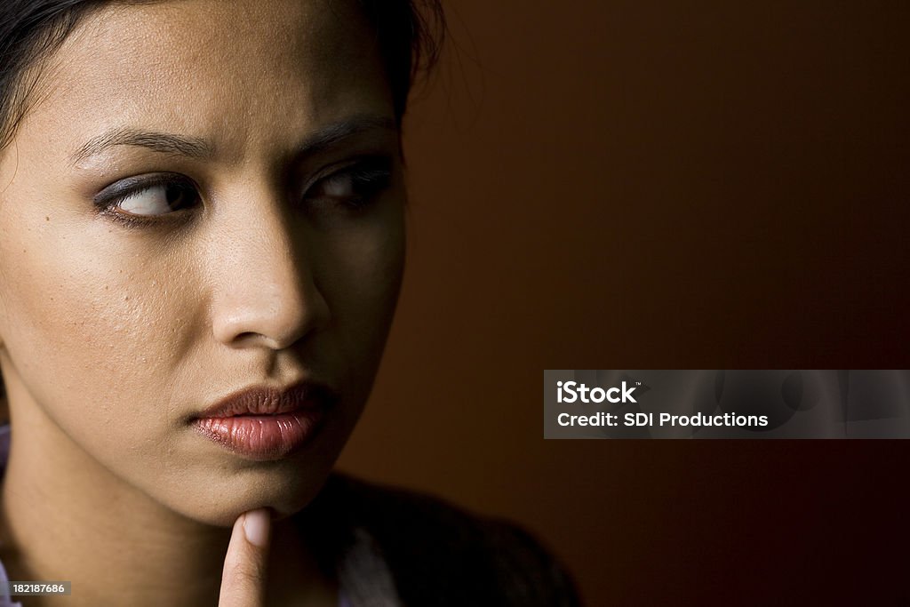 若い女性の影に指をあご - 1人のロイヤリティフリーストックフォト