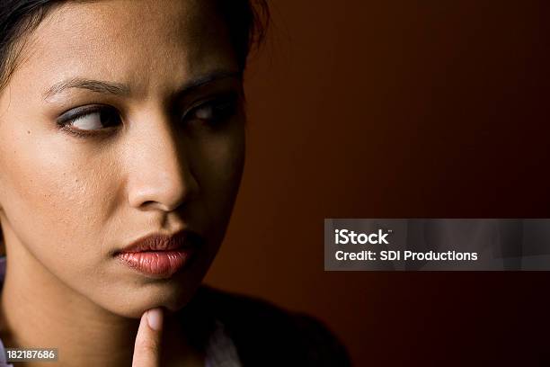 若い女性の影に指をあご - 1人のストックフォトや画像を多数ご用意 - 1人, 20代, アジアおよびインド民族