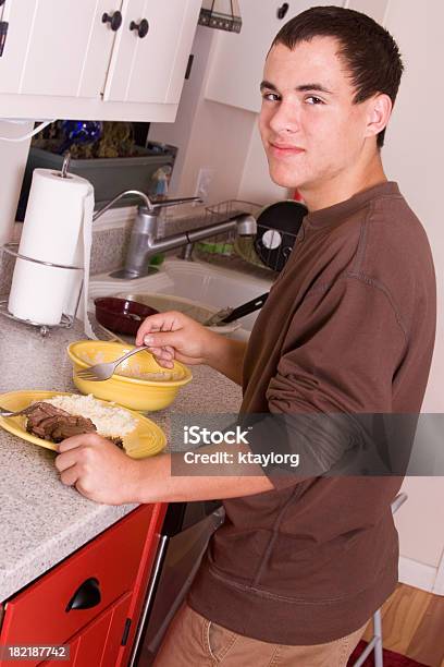 Adolescente Preparar A Sua Própria Jantar - Fotografias de stock e mais imagens de 16-17 Anos - 16-17 Anos, Adolescente, Adolescência