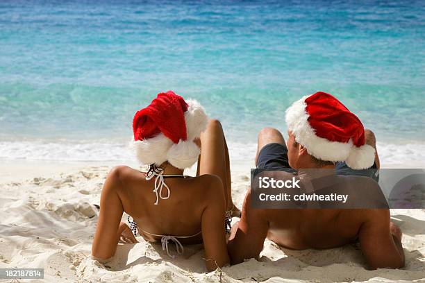 Navidad Pareja En La Playa Foto de stock y más banco de imágenes de Playa - Playa, Navidad, Parejas