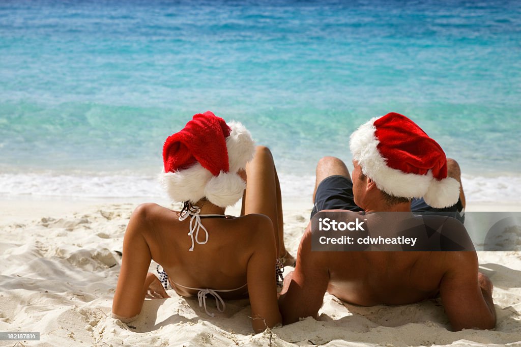 クリスマスのビーチのカップル - 浜辺のロイヤリティフリーストックフォト