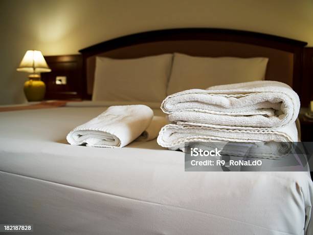 ホテルのベッドルームにタオルをベッド - 洗濯のストックフォトや画像を多数ご用意 - 洗濯, B&B, ベッド