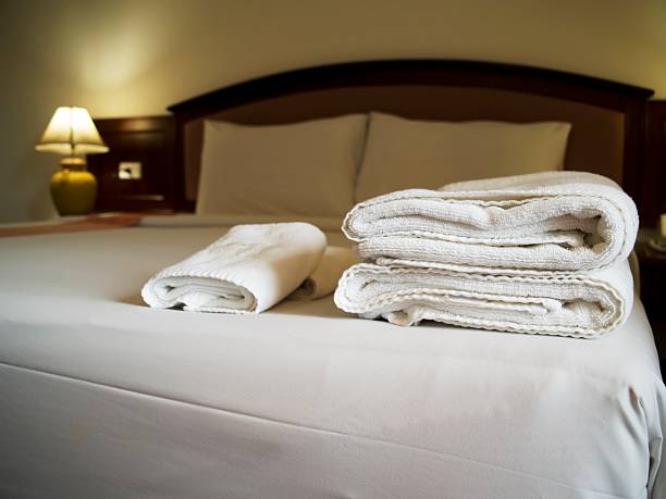 ręczniki w hotelu sypialnia z łóżkiem - bed and breakfast inn lamp bed zdjęcia i obrazy z banku zdjęć