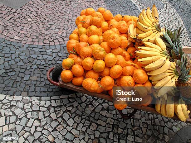 Plátano Y Naranjas En Rio De Janeiro Foto de stock y más banco de imágenes de Acera - Acera, Brasil, Clima tropical