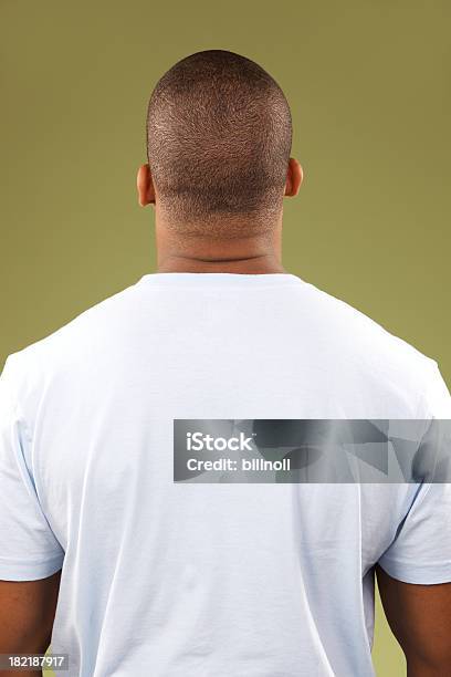 Foto de Torso Vista Traseira Do Jovem Homem Afroamericano e mais fotos de stock de Vista Traseira - Vista Traseira, Camiseta, Costas