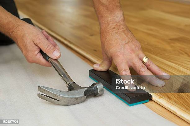 Instalación De Piso De Madera Foto de stock y más banco de imágenes de 60-69 años - 60-69 años, 65-69 años, Adulto