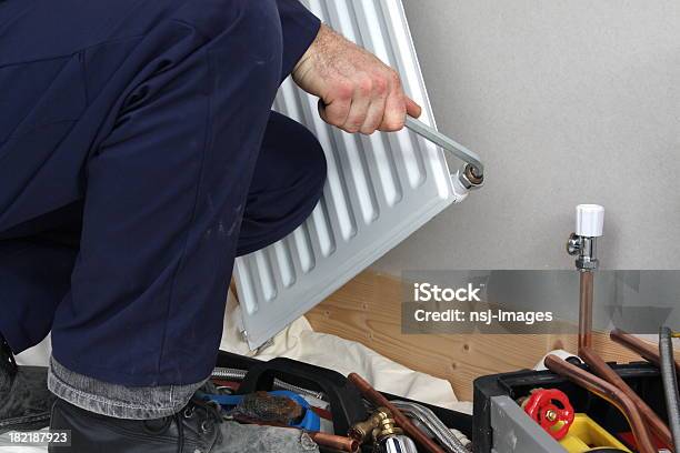 Foto de Encanador Instalar Um Radiador e mais fotos de stock de Avac - Avac, Caixa de Ferramentas, Cano d'água